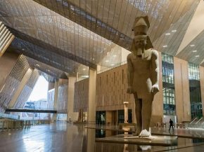 
L’année 2026 s’annonce exceptionnelle dans l’histoire culturelle de l’Égypte moderne. Le Grand Musée Égyptien (GEM), 