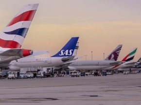 
Le trafic aérien mondial a reculé en avril 2026, pour la première fois depuis la reprise post‑Covid, sous l’effet de la gu