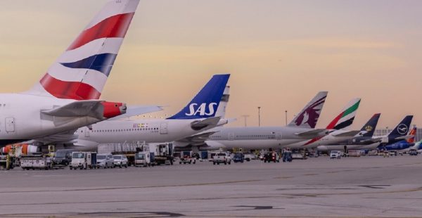 
Le trafic aérien mondial a reculé en avril 2026, pour la première fois depuis la reprise post‑Covid, sous l’effet de la gu