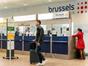 
Des membres de la Confédération des syndicats chrétiens (CSC) ont distribué cette semaine des canettes de Red Bull au personn