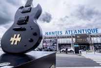 
L aéroport Nantes-Atlantique et le festival Hellfest ont inauguré le 25 mai leur partenariat 2022 en dévoilant une guitare XXL