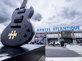 
L aéroport Nantes-Atlantique et le festival Hellfest ont inauguré le 25 mai leur partenariat 2022 en dévoilant une guitare XXL