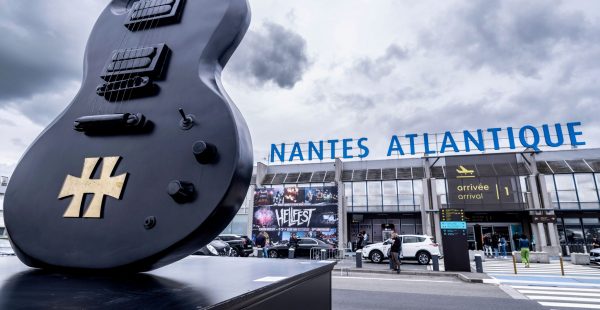 
L aéroport Nantes-Atlantique et le festival Hellfest ont inauguré le 25 mai leur partenariat 2022 en dévoilant une guitare XXL