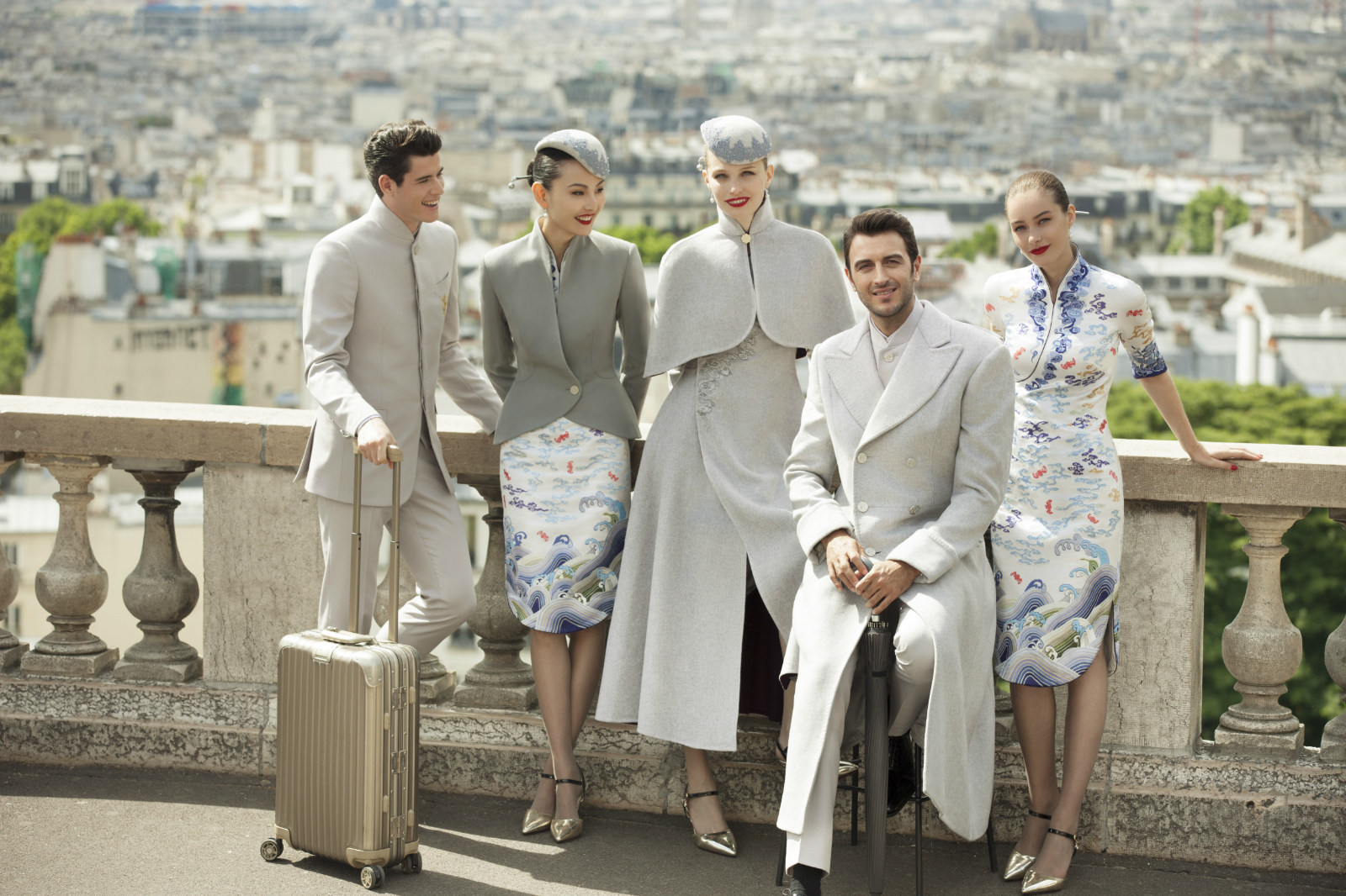 hainan-airlines-pr-sente-les-nouveaux-uniformes-de-ses-h-tesses-et