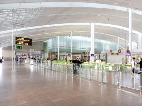 
Un passager de 80 ans a tenté d’embarquer dans un avion avec sa femme morte, assise dans un fauteuil roulant, à l’aéroport