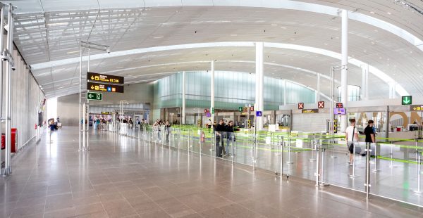 
Un passager de 80 ans a tenté d’embarquer dans un avion avec sa femme morte, assise dans un fauteuil roulant, à l’aéroport