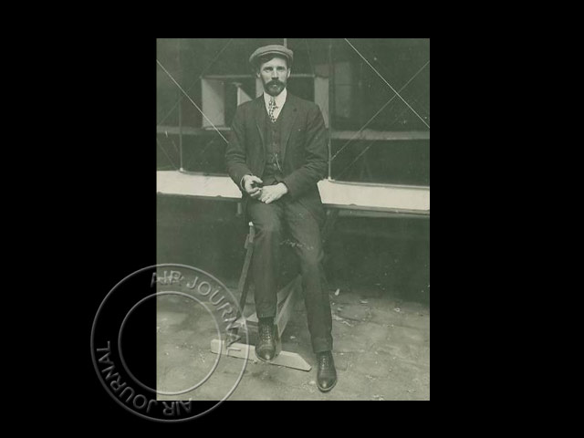 Le 17 avril 1910 dans le ciel : Henry Farman voyage à travers la campagne avec un passager