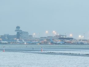 
Des dizaines de milliers de passagers sont confrontés ce week-end à d’importantes perturbations à l’aéroport Amsterdam-Sc