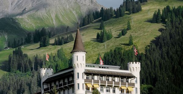 
Le Gstaad Palace achète désormais du carburant d’aviation durable (Sustainable Aviation Fuel, SAF) pour tous ses vols d’aff