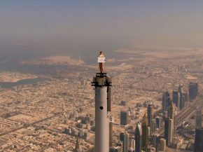 
Emirates frappe haut dans sa dernière publicité : la compagnie émiratie a posé une hôtesse au sommet de la Burj Khalifa Towe