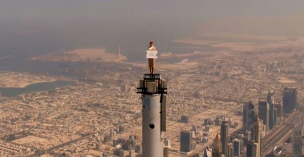 
Emirates frappe haut dans sa dernière publicité : la compagnie émiratie a posé une hôtesse au sommet de la Burj Khalifa Towe