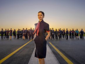 
British Airways a dévoilé hier les nouveaux uniformes pour l ensemble des personnels, en service à bord comme au sol.
La colle