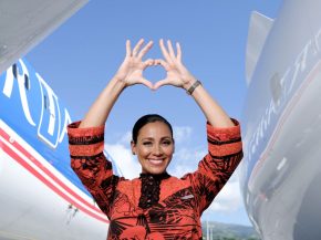 
Le 20 novembre 1998, la compagnie aérienne polynésienne Air Tahiti Nui achemine pour la première fois 186 passagers de Papeete