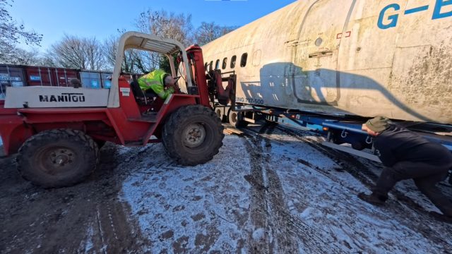 Insolite : il enterre un Boeing 737 dans son jardin pour en faire un bunker anti‑atomique (vidéo)