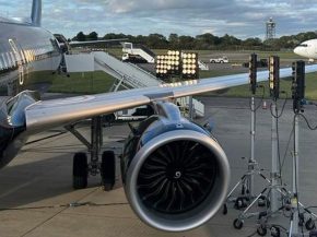 
Le 4 octobre 2023, après son décollage de Londres-Stansted, un Airbus A321 de la compagnie aérienne Titan Airways perd des vit