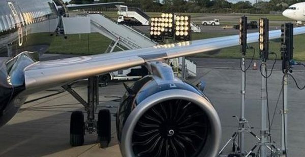 
Le 4 octobre 2023, après son décollage de Londres-Stansted, un Airbus A321 de la compagnie aérienne Titan Airways perd des vit