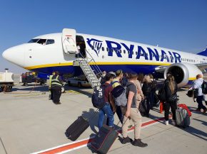 
Un couple voyageant entre Tel Aviv et Charleroi sur la compagnie aérienne low cost Ryanair aurait refusé de payer 25 euros pour