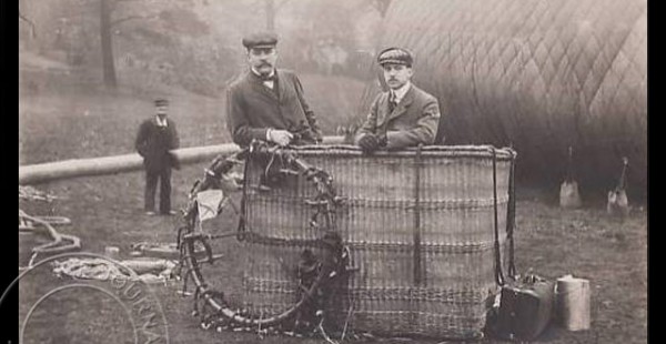 


Histoire de l’aviation – 12 février 1905. Pilotant le ballon connu sous le nom d’  Aéro-Club II », l’aéronaute