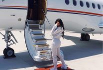 
Alors que les déplacements en jet privé des célébrités sont particulièrement scrutés par les internautes, le ministre dél