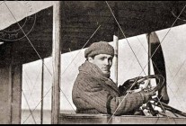 
Histoire de l’aviation – 26 mars 1912. En ce mardi 26 mars 1912, un nouveau record de hauteur avec deux passagers est éta