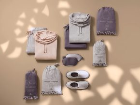 
Emirates introduit de nouveaux pyjamas pour ses passagers de Première classe, accompagnés d’un service de préparation de la 