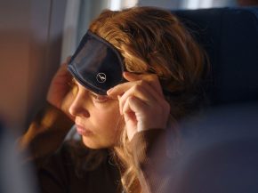 
Lufthansa propose désormais une trousse de confort aux passagers voyageant en classe Économie sur ses vols long-courriers de nu