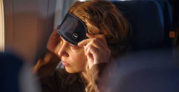 
Lufthansa propose désormais une trousse de confort aux passagers voyageant en classe Économie sur ses vols long-courriers de nu