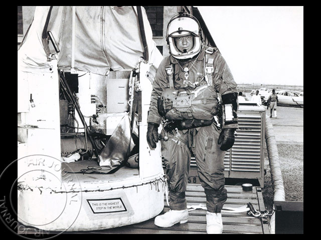 Le 16 août 1960 dans le ciel : Joseph William Kittinger réalise un saut en parachute record￼