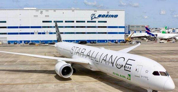 
EVA Air a pris livraison de son huitième Boeing 787-10 Dreamliner, immatriculé B-17812, portant une livrée spéciale pour fêt