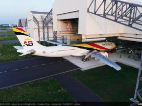 
Air Belgium a publié sur les réseaux sociaux les images de son premier A330-900 avec sa livrée finalisée au site d assemblage