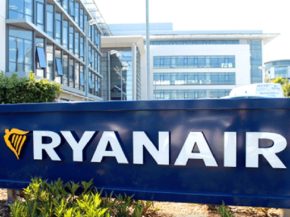 
À partir du 3 novembre prochain, les passagers de Ryanair devront obligatoirement présenter une carte d’embarquement numériq