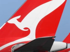 
Sur les six mois clos au 31 décembre 2025, le groupe aérien australien Qantas affiche un profit sous‑jacent avant impôts de 