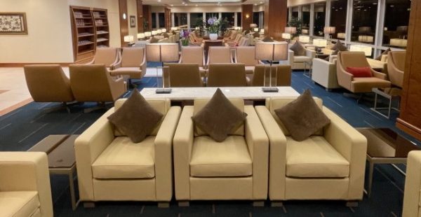 
Le Lounge Emirates à l aéroport de Düsseldorf a rouvert ses portes après sept semaines de rénovation.
Le salon exclusif de 7