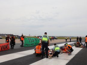 Une vingtaine de militants écologistes ont réussi à pénétrer ce vendredi 26 juin, jour de la réouverture de l’aéroport Pa
