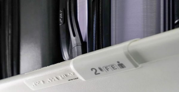 
United Airlines équipera les cabines d une partie de sa flotte d une signalisation en braille pour faciliter l embarquement des 