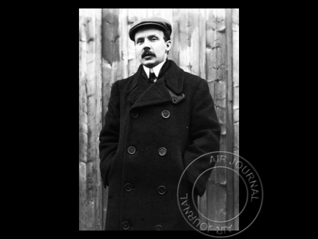 Le 12 octobre 1909 dans le ciel : Farman réalise un parcours de 40 km en aéroplane