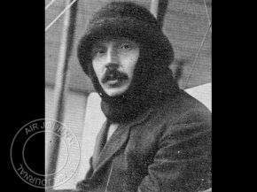 
Histoire de l’aviation – 12 octobre 1909. Dès le lever du soleil, en ce 12 octobre 1909, l’aviateur de nationalité brit