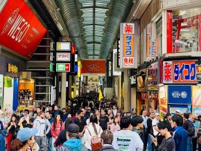 
Les tensions diplomatiques entre la Chine et le Japon se traduisent par une véritable onde de choc sur le tourisme nippon : moti