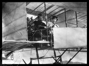 
Histoire de l’aviation – 8 juillet 1908. Le sculpteur de nationalité française Léon Delagrange, conquis par la locomotion