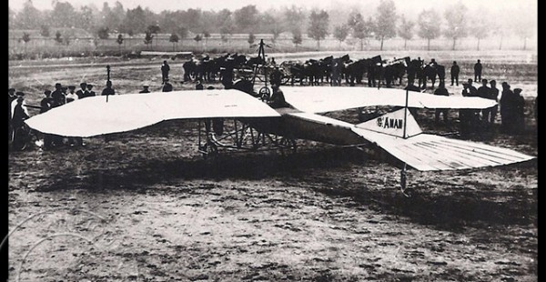 Histoire de l’aviation – 5 septembre 1913. En ce vendredi 5 septembre 1913, c’est l’aviateur Friedrich qui fait l’act