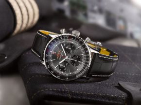 
SWISS (Swiss International Air Lines) propose dès à présent à ses passagers une montre d aviateur Breitling Navitimer B01 en 