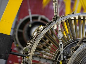 
Selon l Administration américaine de l aviation civile (FAA), environ 20 000 personnes de moins travaillent dans la maintenance 