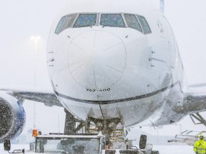 
Une puissante tempête hivernale balaie actuellement les États-Unis, provoquant un chaos majeur dans le trafic aérien. Depuis s