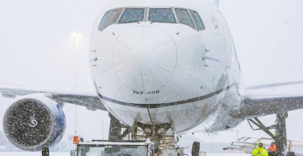
Une puissante tempête hivernale balaie actuellement les États-Unis, provoquant un chaos majeur dans le trafic aérien. Depuis s