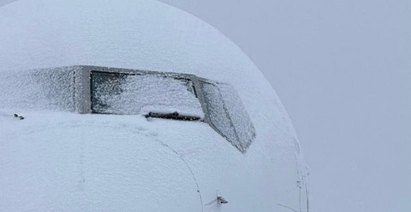 
Une forte chute de neige, un couvre‑feu nocturne strict et une pénurie de bus sur le tarmac ont conduit, dans la nuit du 19 au