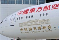 
China Eastern Airlines a présenté ses excuses après qu’un Airbus A350 a heurté une passerelle d’embarquement à l’aéro