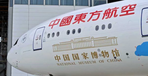 
China Eastern Airlines a présenté ses excuses après qu’un Airbus A350 a heurté une passerelle d’embarquement à l’aéro