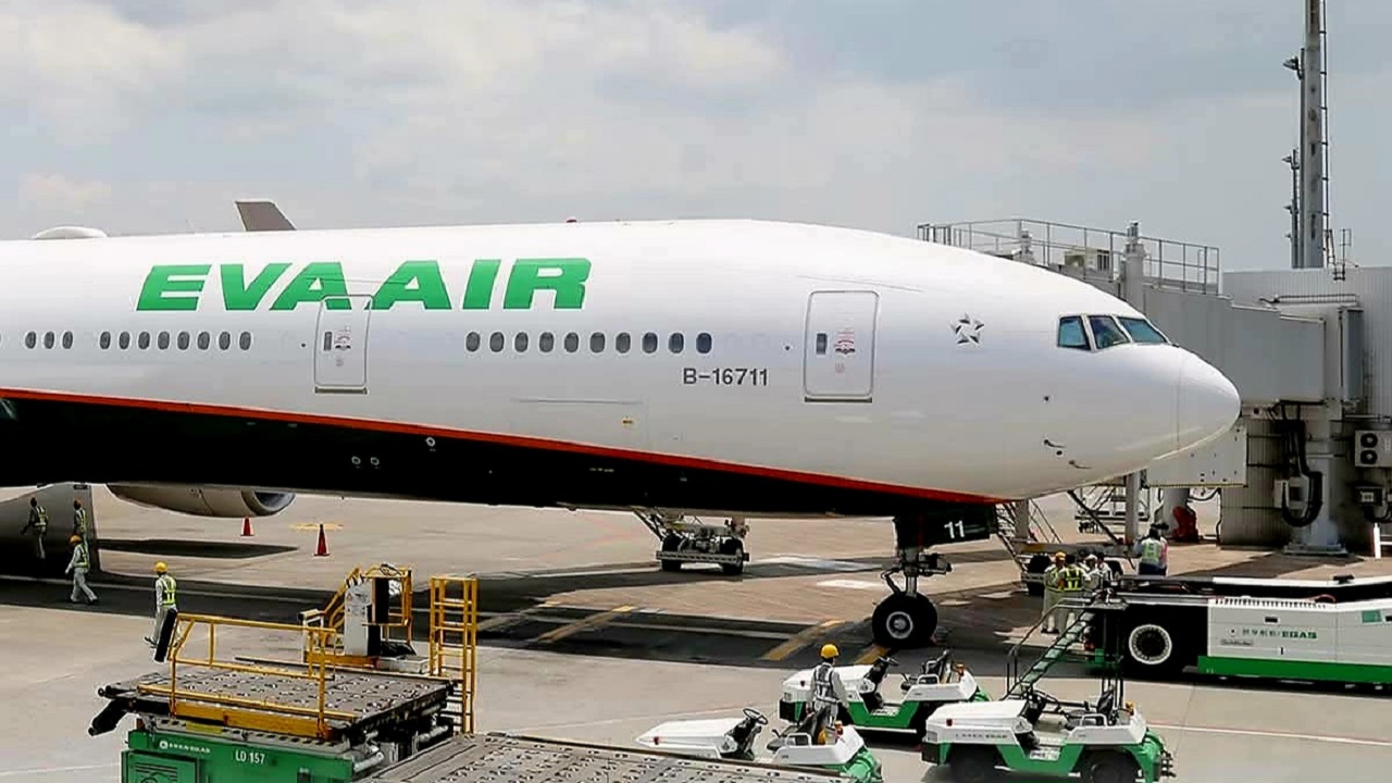 Un capitaine frappe son copilote : un incident rare dans le cockpit d’un Boeing 777 d’EVA Air