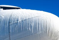 
Un épisode de froid exceptionnel a totalement paralysé l’aéroport de Kittilä, en Laponie finlandaise, où les températures