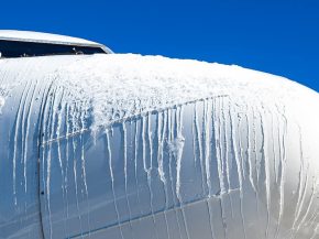 
Un épisode de froid exceptionnel a totalement paralysé l’aéroport de Kittilä, en Laponie finlandaise, où les températures